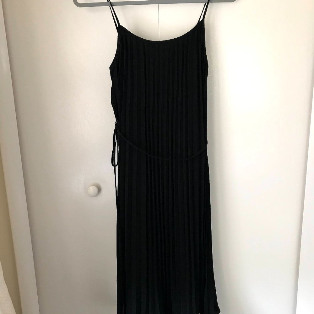 Black pleated H&M midi dress w/waist tie - Size XS